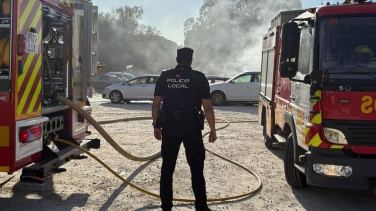 Detienen a un hombre por el incendio de ocho vehículos en la playa de Cabopino