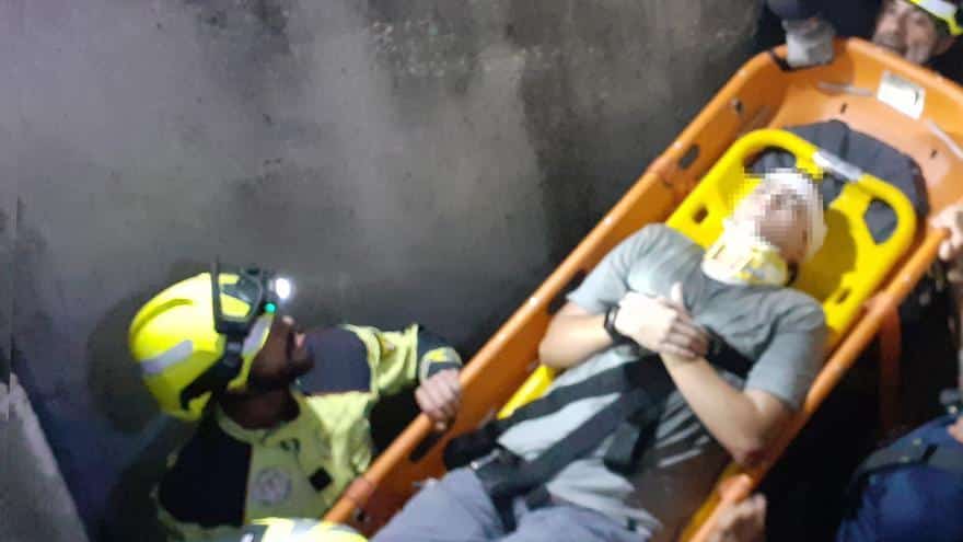 Bomberos rescatan a un joven herido atrapado en los bloques de hormigón de una escollera en Marbella