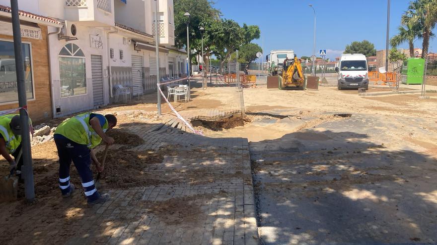 Se rompe una tubería de Acosol en una calle de Benalmádena