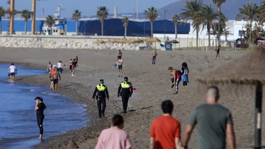 Denunciadas cinco personas por venta no autorizada de mojitos en la playa de Málaga