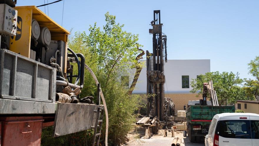 El alcalde de Vélez-Málaga anuncia el inicio inminente de las obras de construcción de la desalobradora