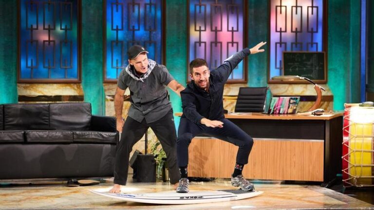 David Broncano planta cara a Pablo Motos: pros y contras de 'La Revuelta' frente a 'El Hormiguero'