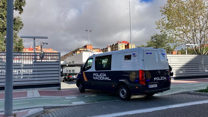 Hasta 8.000 euros por 'casarte' con un migrante: cae una banda en Barcelona y Girona que concertó 77 parejas 'fake'
