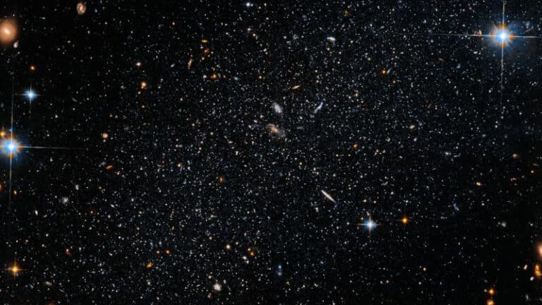 El Hubble observa una galaxia satélite extrañamente organizada