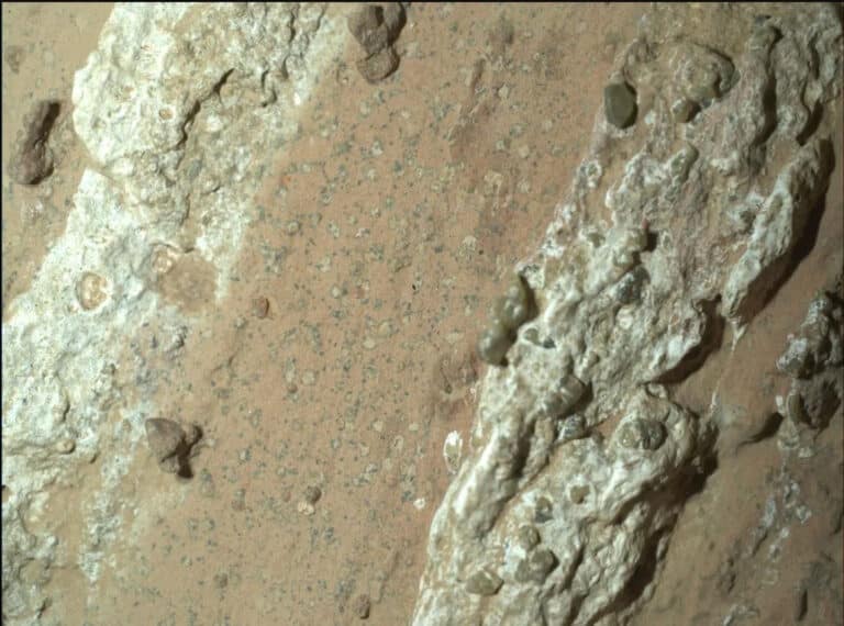 La NASA encuentra una roca en Marte con señales de posible vida microscópica de hace miles de millones de años