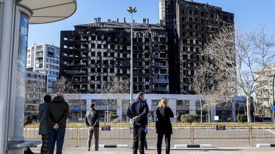 Los trabajos de desescombro del edificio incendiado de Valencia incluirán la retirada de la fachada ventilada