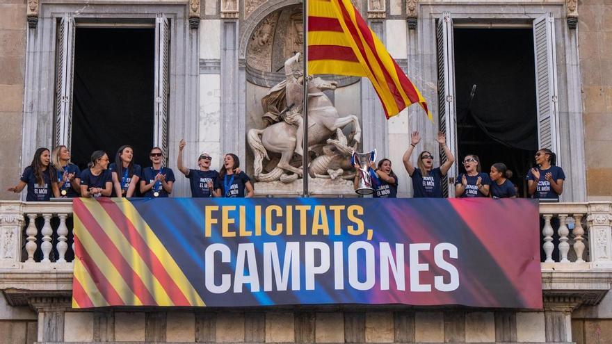 Churros, 'Sweet Caroline' y muchas fotos: el fin de fiesta de un Barça campeón