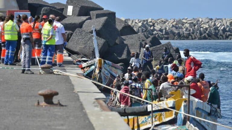 El Gobierno se dice “ejemplo en gestión migratoria” y PP y Vox le acusan de fortalecer a las mafias