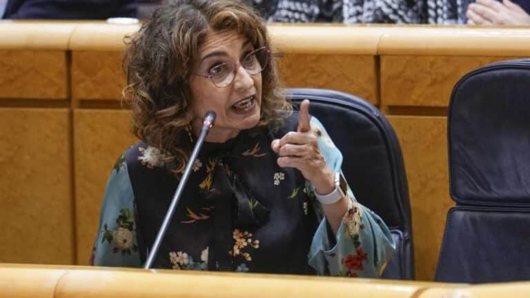 El PP pide la dimisión de Montero y la ministra se revuelve: “Por mucho que se empeñen, les queda legislatura para rato"