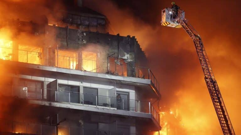 El jefe de bomberos del incendio de Valencia admite que la primera escalera falló, pero apunta a las deficiencias del edificio