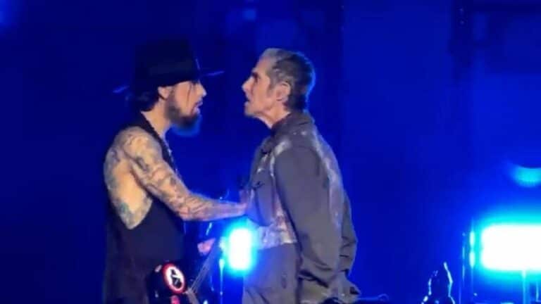 Pelea en el escenario: el cantante de la mítica banda Jane's Addiction agrede a su guitarrista