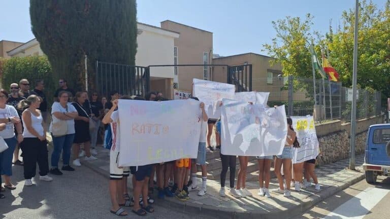 Los alumnos del IES de Villanueva del Rosario no irán a clase en protesta contra la ratio