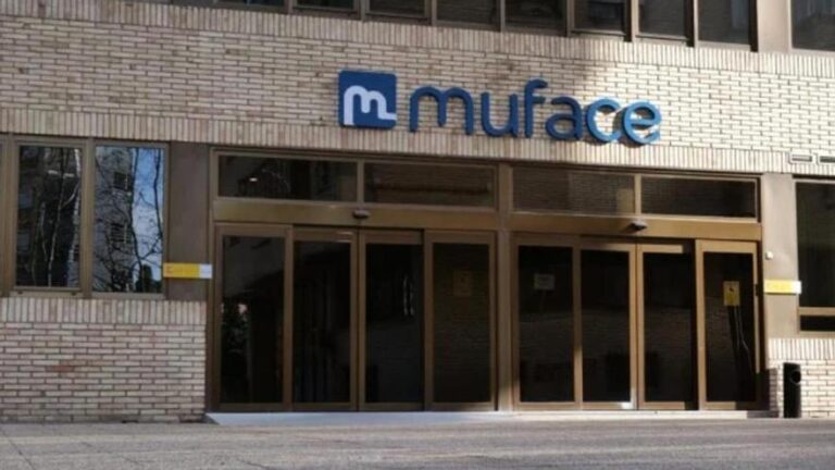 Los funcionarios jubilados temen el fin de Muface: "Con mi edad y mi historial clínico, ninguna compañía me admite"