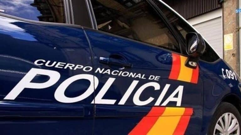 Un hombre rocía con gasolina y prende fuego a su expareja