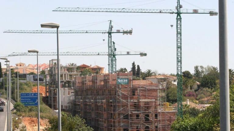IU denuncia el "colapso" del mercado de la vivienda en Marbella