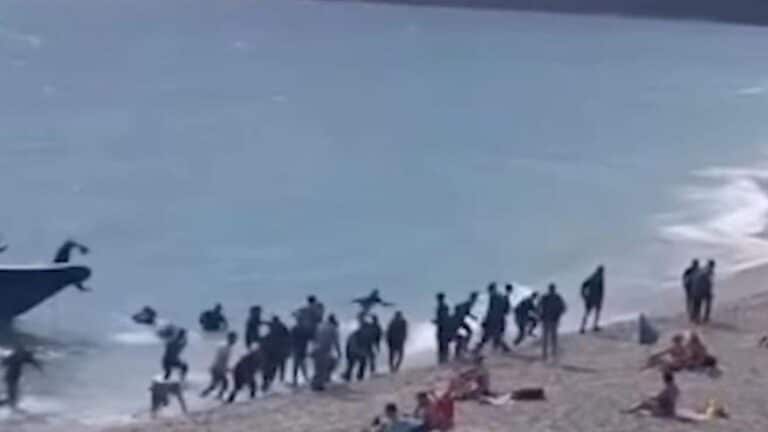 Una treintena de inmigrantes desembarca en una playa de Nerja