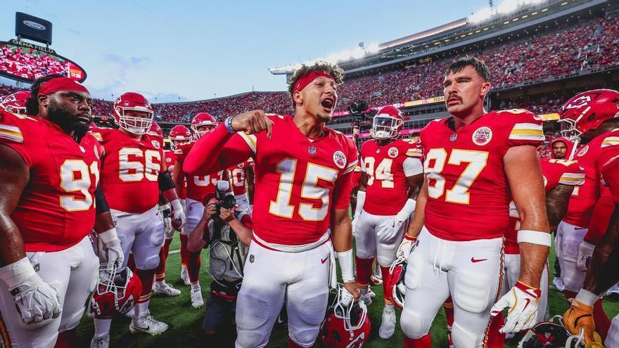 Los Kansas City Chiefs de Mahomes, Travis y Taylor Swift abren la temporada con un triunfo por el dedo de un pie