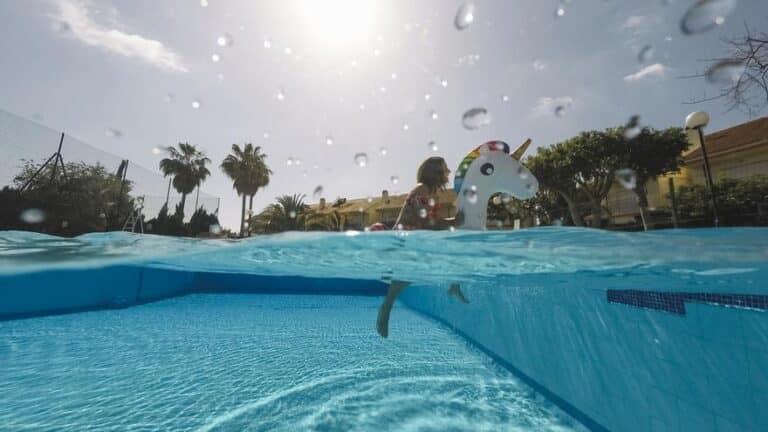 Los ayuntamientos de la comarca de Gibraltar y de Málaga tendrán que justificar el llenado de piscinas privadas
