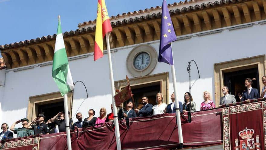 El Ayuntamiento ya luce el Pendón a la espera del Día Grande de Marbella