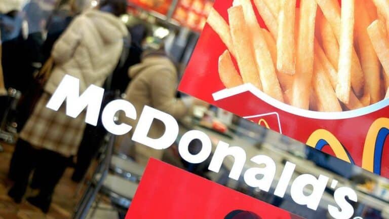 McDonald's se desploma en Bolsa por un brote de E.coli en sus hamburguesas que ya deja un muerto