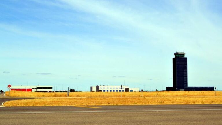 Page abre expediente al aeropuerto de Ciudad Real para impedir que el Gobierno lo utilice como centro de acogida a inmigrantes