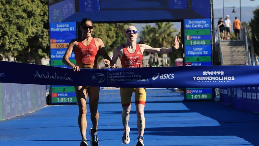 Susana Rodríguez y Marta Francés, reinas del triatlón paralímpico en Torremolinos