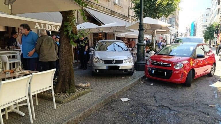 Doce heridos arrollados por un coche que invadió la terraza de un restaurante en Vigo