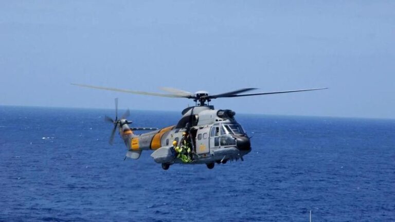 Muere en el helicóptero de rescate una mujer atacada por un tiburón a 514 kilómetros de Canarias