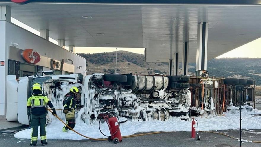 El impacto de un camión contra una gasolinera en Antequera deja tres heridos