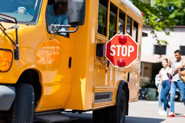 Cuándo es legal rebasar autobuses escolares parados en Iowa e Illinois