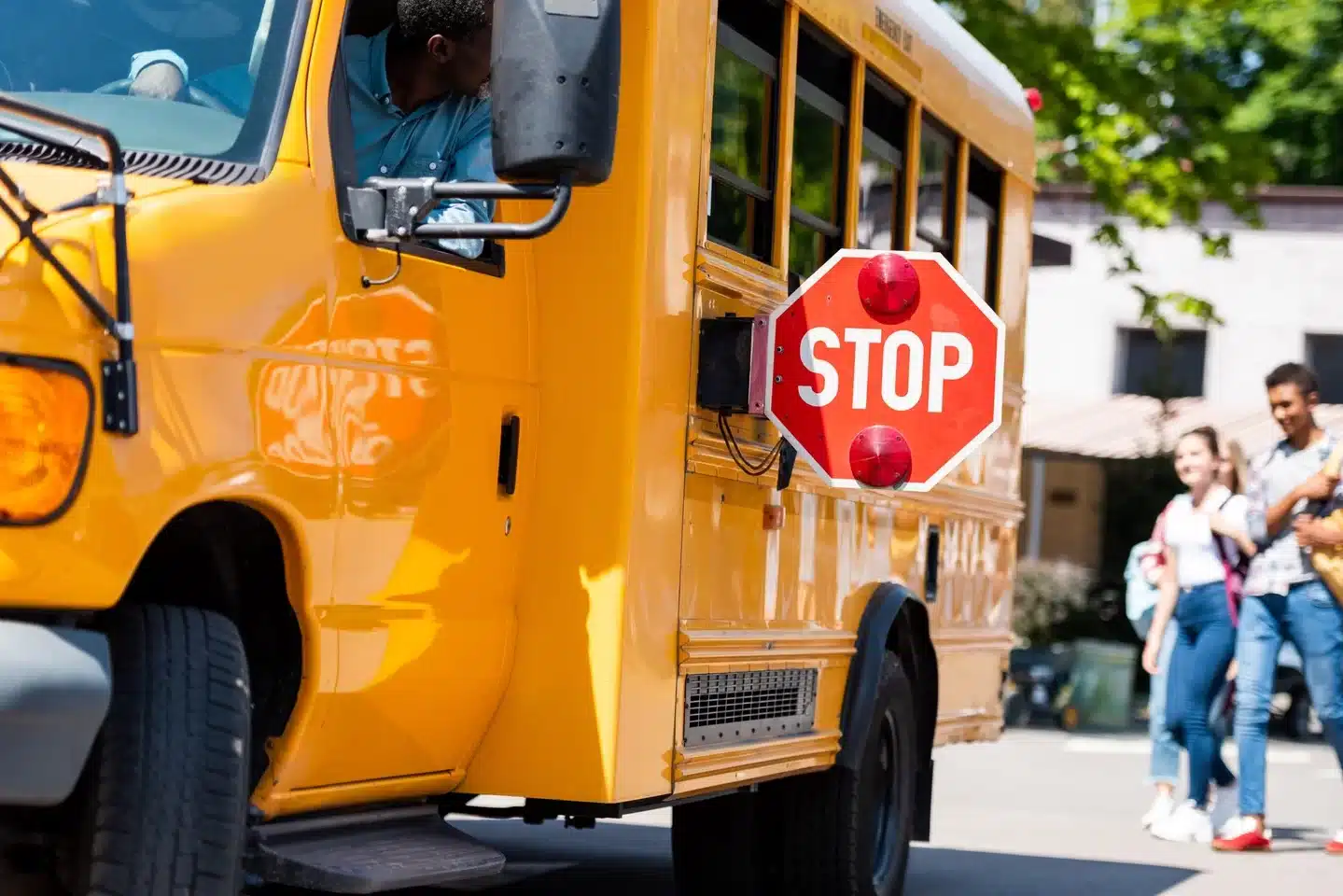 Cuándo es legal rebasar autobuses escolares parados en Iowa e Illinois