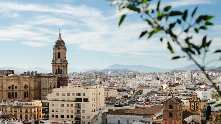 Vete a casa': Las ciudades europeas donde los lugareños luchan...