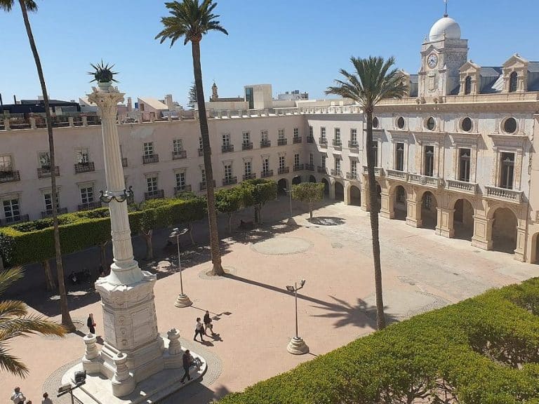 Inaugurado el Ayuntamiento de Almería dos décadas después de...