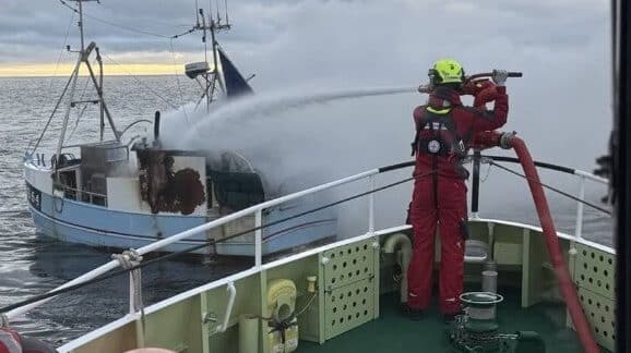 La Armada danesa rescata a dos tripulantes de un barco pesquero en llamas