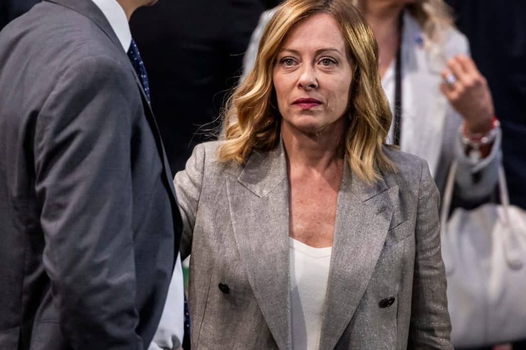 El grupo de extrema derecha del Parlamento Europeo de Giorgia Meloni se divide en...