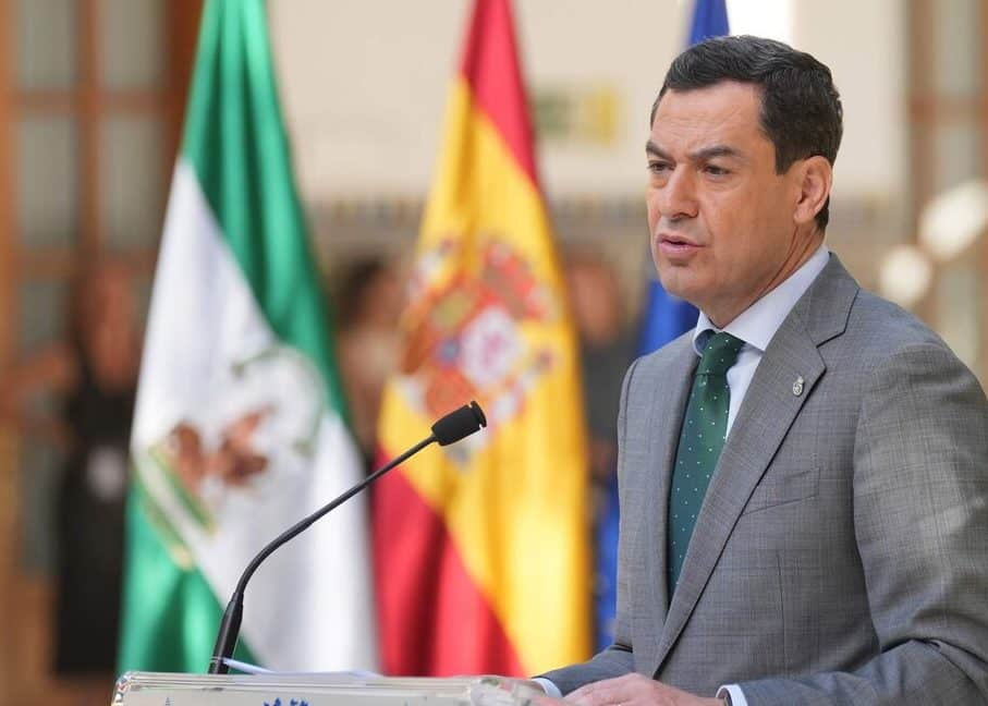 Juanma Moreno, línea directa con Dios