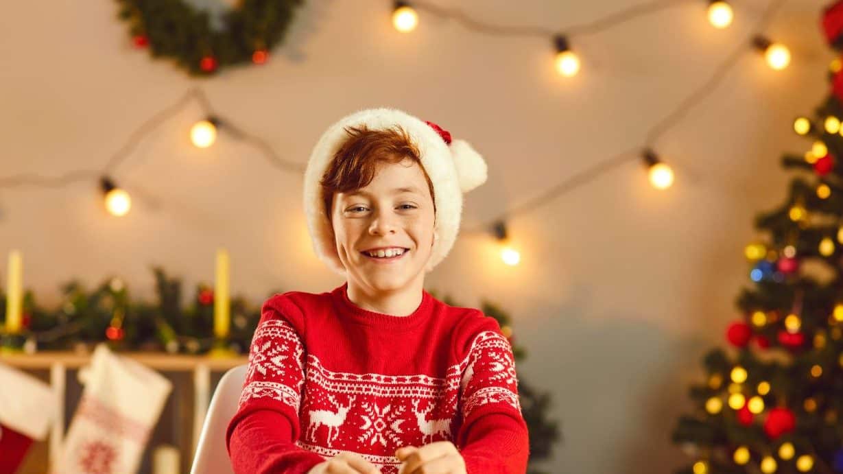 Ciervo Maniquí Con Jersey De Navidad De Punto Rojo Stock de ...