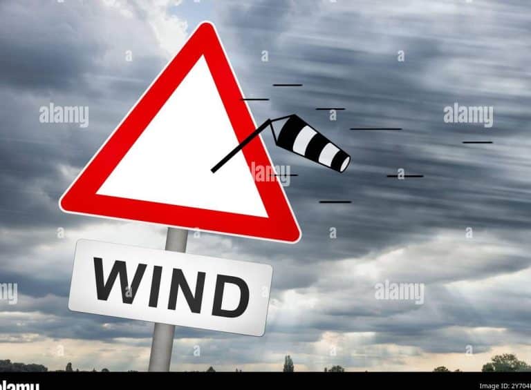 Cómica señal de advertencia de viento es arrastrada por una tormenta - Foto de stock ...