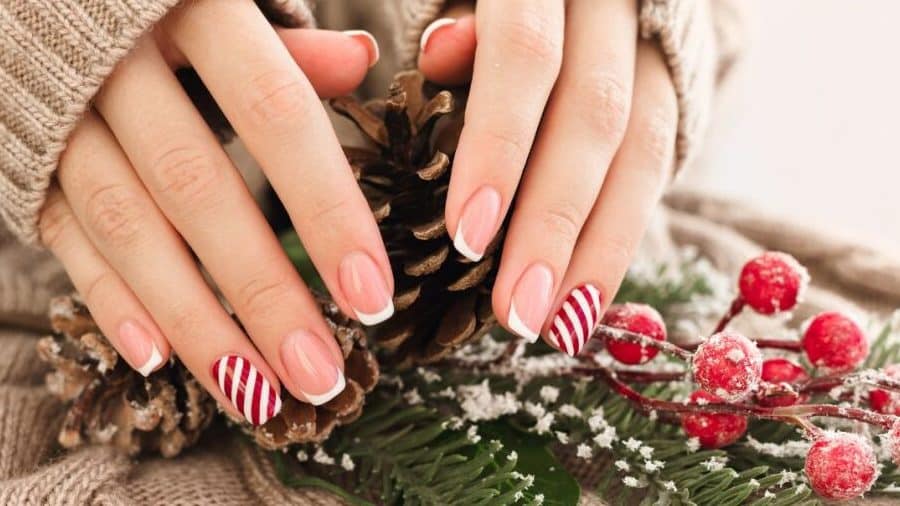 3 diseños de uñas navideñas con manicura francesa para las fiestas.