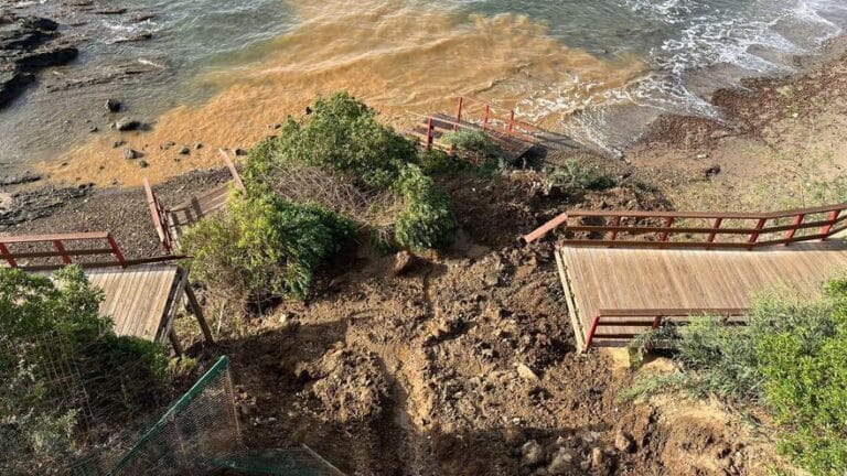 El desprendimiento de un edificio obliga a cerrar la Senda Litoral en Mijas