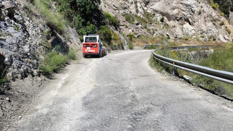 La Diputación invierte 946.000 euros en la mejora de cuatro carreteras de la Axarquía